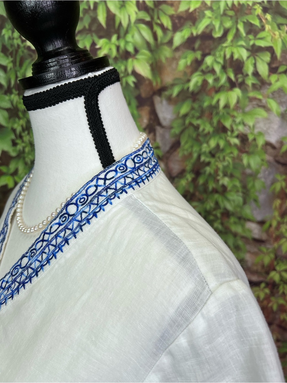 BRITISH INDIA TRAVELER White and Blue Embroidered Linen Short Sleeve Top, M/7 - Picture 6 of 13